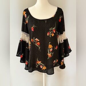 2/$30 🌸 Floral Bell Sleeve Women's Top with Lace Detail Medium